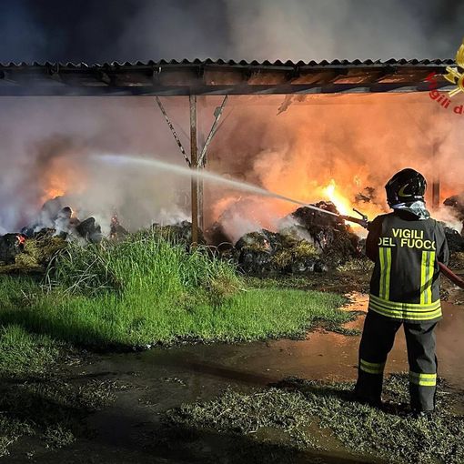 Corteolona: incendio in cascina divora rotoballe e un mezzo agricolo