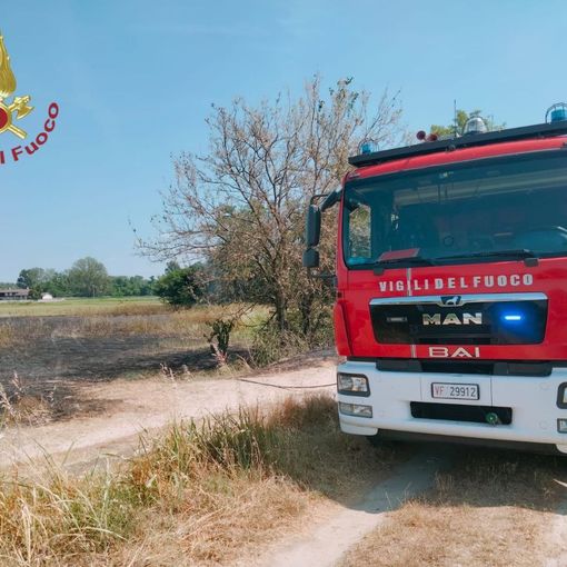 Garlasco: vasto incendio di sterpaglie, sul posto due squadre di Vigili del fuoco