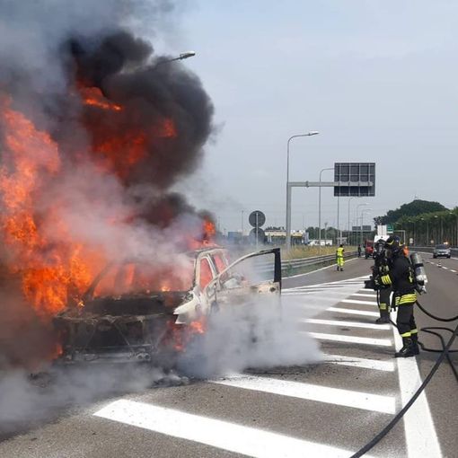 Pavia: auto divorata dalle fiamme sulla tangenziale, intervengono i Vigili del fuoco