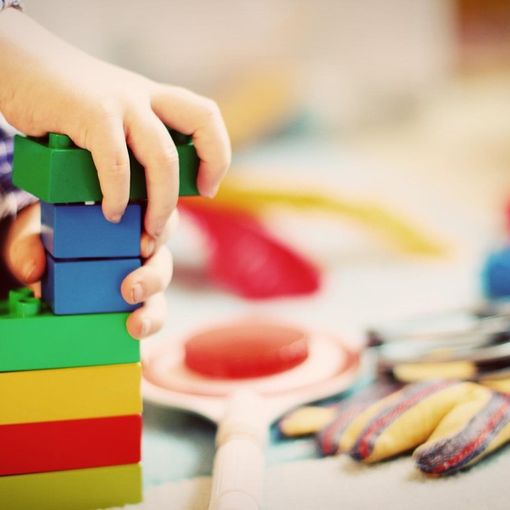 Bimba di 11 mesi uccisa con l'acido dall'educatrice in Francia. Il papà è italiano