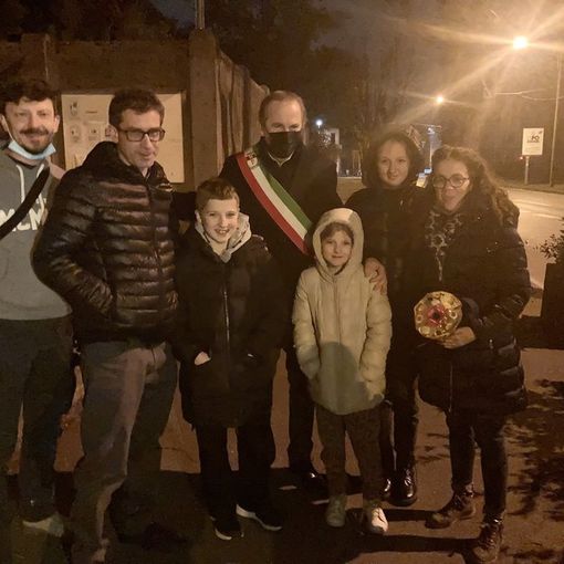 Una parte del gruppo di ritorno dalla Polonia, accolto dal sindaco