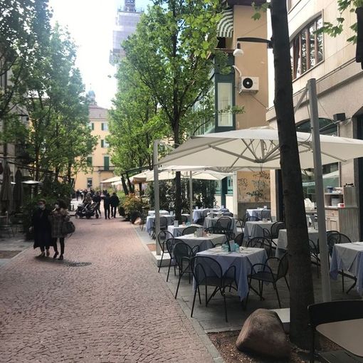Lo schema delle possibili riaperture: consumazione ai banconi dei bar da lunedì 24. Ristoranti al chiuso dal 1° giugno forse anche a cena