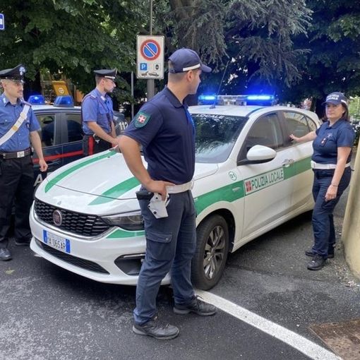 Si vendica delle multe rigando l'auto della Polizia locale: denunciato un 70enne