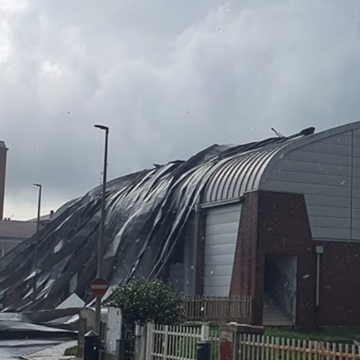 Vercelli, vento fortissimo in città: tetti scoperchiati e devastazione al Pala Bertinetti