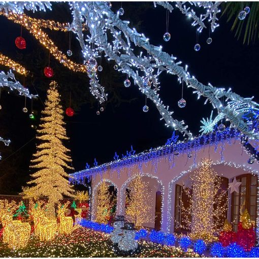 ’S’accende’ la casa di Babbo Natale a Melegnano: mezzo milione di luci a Led