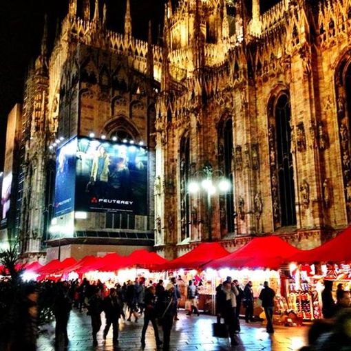 Da oggi a Milano 78 baite di legno in piazza Duomo: arriva Natale