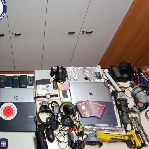 Furti di smartphone, pc e macchine fotografiche: sgominata una banda dalla Polizia locale di Trecate