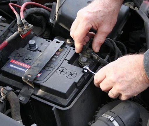 Voghera: rimane in panne con l'auto e ruba la batteria a un altro veicolo parcheggiato, 30enne finisce in manette