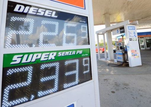 Codacons: in 1 anno benzina +28%, gasolio +37. Esposto a 104 Procure