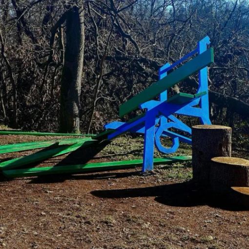 Big Bench a Bernate Ticino di nuovo vandalizzata, condanna unanime del gesto sui social