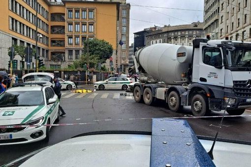 Milano, donna 39enne in bici travolta e uccisa da betoniera