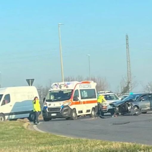 Incidente in viale Giotto ad Abbiategrasso: feriti e danni ai mezzi coinvolti