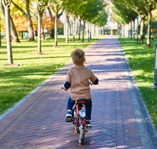 Milano, bambino in bici urta anziana che muore: indagato il padre