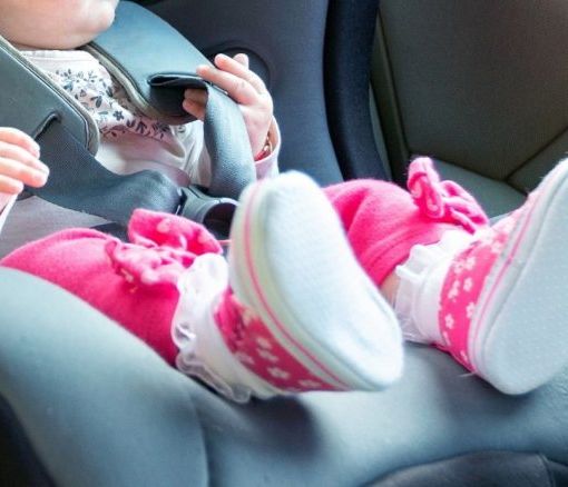 Cusago: lasciano la figlia di 8 mesi sola in auto, genitori denunciati dai carabinieri