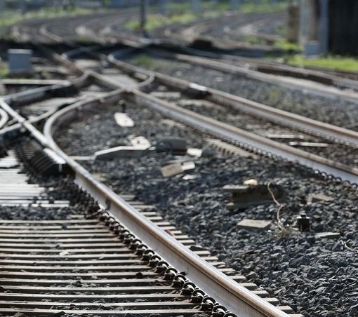Corpo senza vita ritrovato sui binari a Rho: indagini e circolazione ferroviaria in tilt