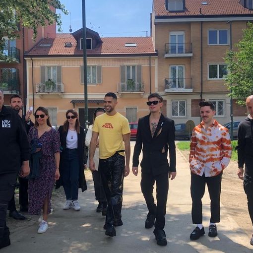 VIDEO E FOTO. Bagno di folla per Mahmood e Blanco a Torino per l'Eurovision