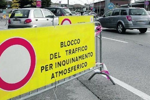 Lombardia: da oggi al 31 marzo i possibili blocchi del traffico anti smog