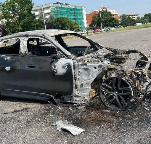 Bmw elettrica in fiamme a Magenta, si ipotizza l’autocombustione