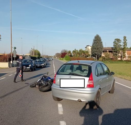 Scontro auto-moto lungo la statale 11 a Boffalora Ticino: centauro finisce in ospedale