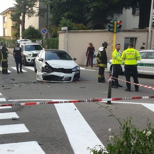 Incidente all’incrocio semaforico di via Garibaldi a Boffalora Ticino: feriti e auto distrutte