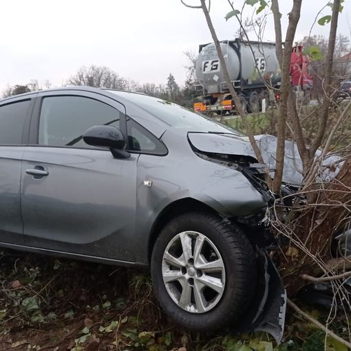 Boffalora sopra Ticino: perde il controllo dell’auto sulla SS11 e si schianta contro una pianta