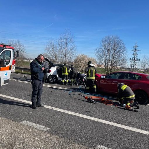 Boffalora-Malpensa, ennesimo incidente nel tratto senza spartitraffico a Marcallo: cinque feriti, ragazza estratta dai Vigili del Fuoco