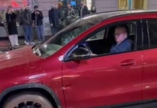 Massimo Boldi, macchina &quot;incastrata&quot; tra rotaie del tram a Milano