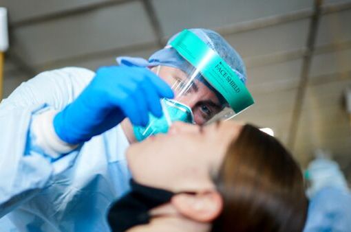 Covid-19, in Italia oggi 13.902 nuovi contagi e 318 vittime