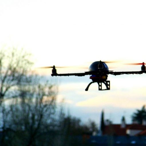 Milano, fa volare drone su piazza Duomo: denuncia e multa