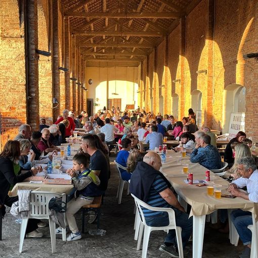 Pieve del Cairo: grande successo per la Pizzata Benefica in piazza Corte Grande, le immagini