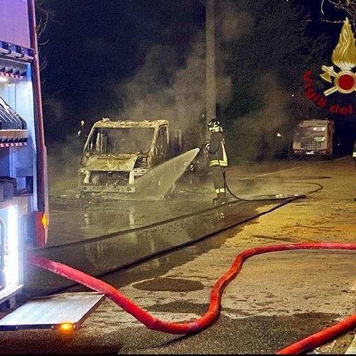 Lomello: camper divorato dalle fiamme nella notte, intervengono i Vigili del fuoco