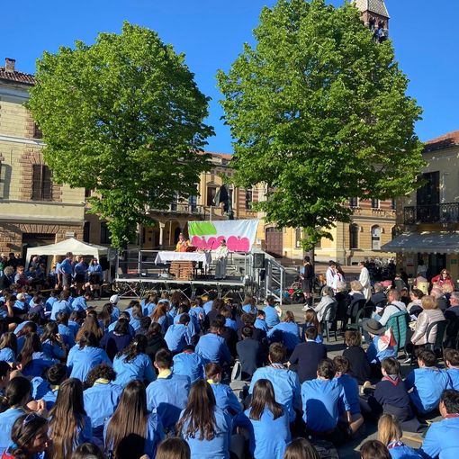 Mede: la colorata e allegra &quot;invasione&quot; degli scout in piazza della Repubblica. Le immagini
