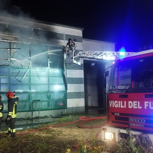 Pavese: incendio in un capannone tra Copiano e Villanterio, sul posto 5 squadre di Vigili del fuoco