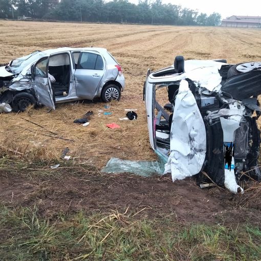Scontro tra 3 auto sulla provinciale 192, tutte finiscono fuori strada, interviene l'elisoccorso