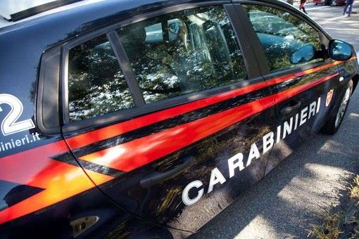 Ubriaco, si spoglia davanti a turisti stranieri, multa da 10mila euro per un 33enne di Stresa