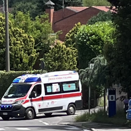 L'ambulanza lascia via Manzoni dopo l'intervento di soccorso