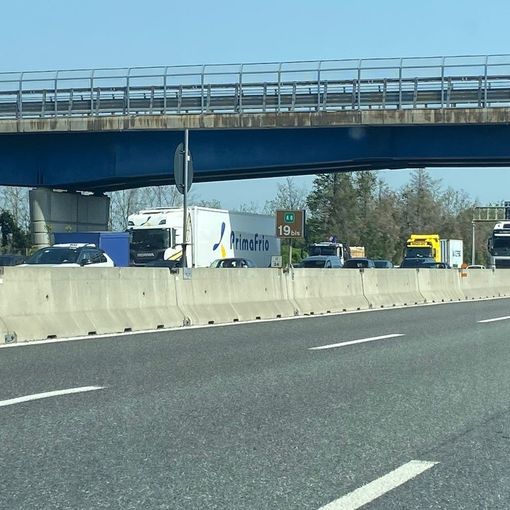 Camion in panne allo svincolo di Busto: code in autostrada