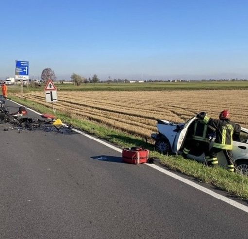 Frontale tra due auto sulla Vercelli - Novara. Un ferito in codice rosso