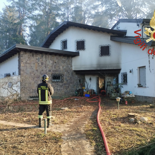 Abitazione in fiamme nel Comasco: muore un uomo, la figlia salvata dai vigili del fuoco
