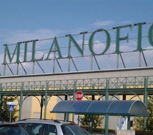 Tentata strage ad Assago: uomo accoltella a caso i clienti di un centro commerciale. Bilancio di un morto e tre feriti gravi