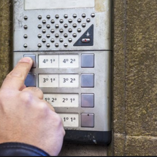 Vercelli, festa in casa (con schiamazzi): 14 multe per violazione delle norme anti Covid