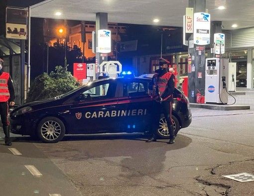 Follia sul lago Maggiore: danneggia decine di auto e punta un fucile contro i carabinieri, arrestato uno svizzero