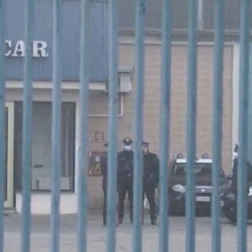 Schiacciato da un portone sul posto di lavoro, 34enne in prognosi riservata