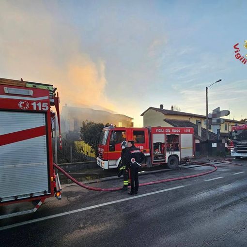 Gropello Cairoli: cerca di spegnere le fiamme partite da un divano letto, 49enne si ustiona gravemente