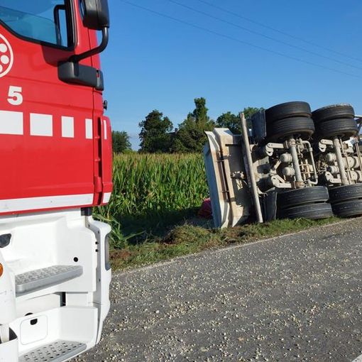 Vidigulfo: camion di ghiaia si ribalta sulla provinciale 2, ferito un 53enne