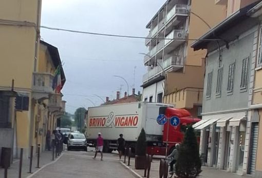Tir imbocca via Roma a Magenta e urta un veicolo: strada bloccata per oltre un’ora