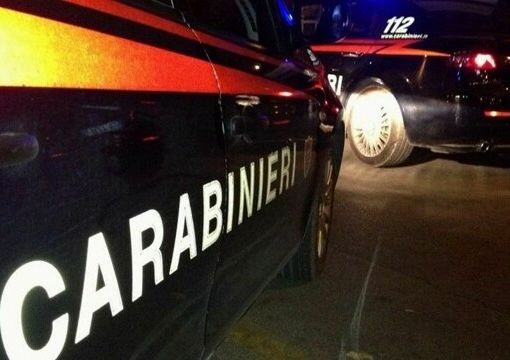 Confienza: allontanatati dal bar mentre molestano i clienti, tornano e spaccano la porta a sprangate