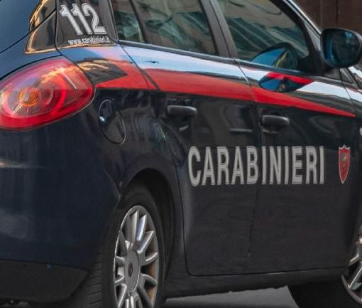Uomo trovato morto in strada in provincia di Milano: si indaga per omicidio