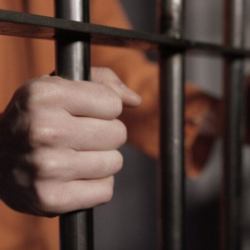 Abbiategrasso, viola il divieto di avvicinarsi ai genitori: arrestato, finisce in carcere e subito liberato