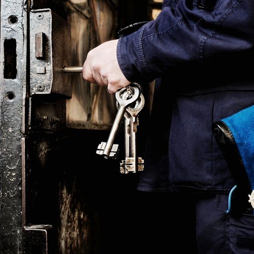 Vigevano, cinque agenti aggrediti in carcere